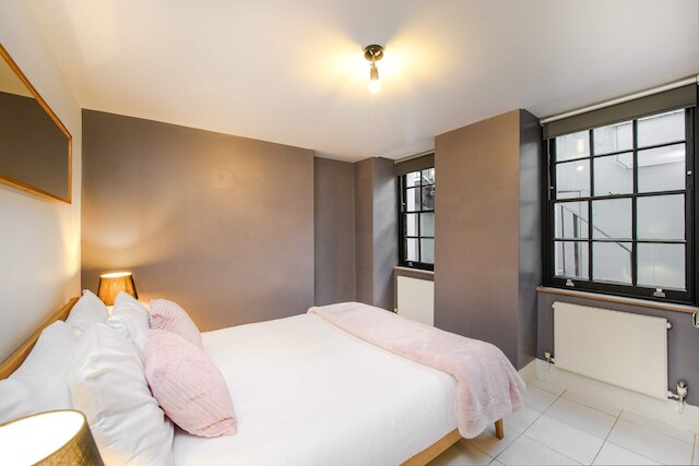 セントラル コーブ - フィッツロヴィア - バイ フランキー セイズ