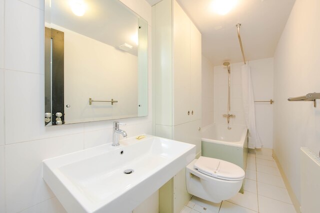 セントラル コーブ - フィッツロヴィア - バイ フランキー セイズ