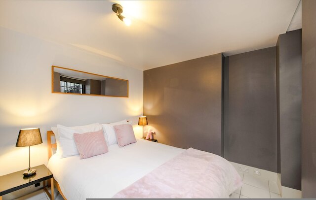 セントラル コーブ - フィッツロヴィア - バイ フランキー セイズ