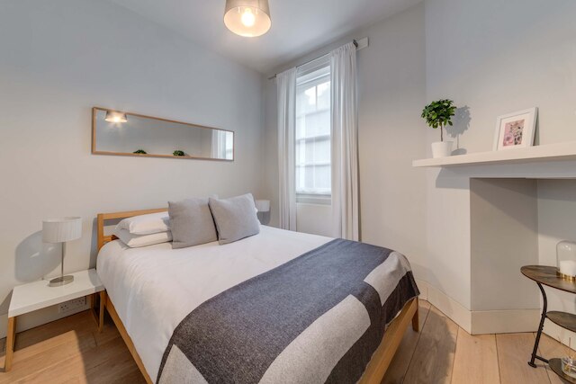 ザ フォックスホール - フィッツロヴィア - バイ フランキー セイズ