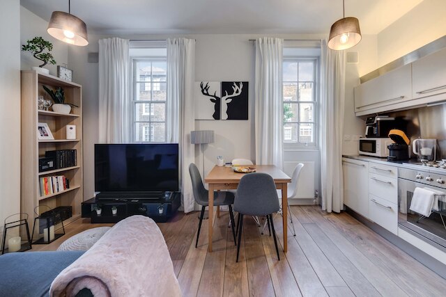 ザ フォックスホール - フィッツロヴィア - バイ フランキー セイズ