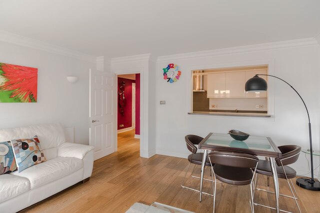 チャーター ラックス - コベントガーデン - バイ フランキー セイズ