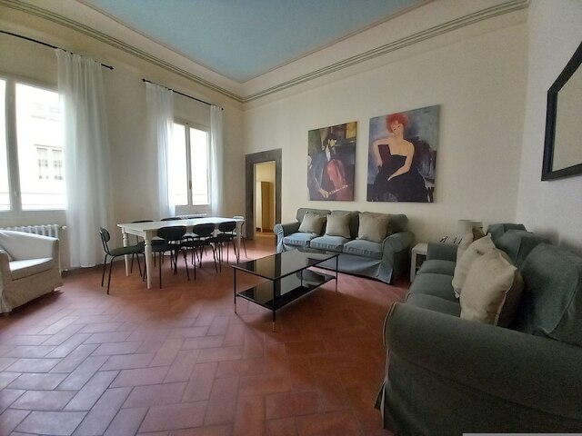 モロ イン フィレンツェ ウィズ 4 ベッドルームズ アンド 2 バスルームズ