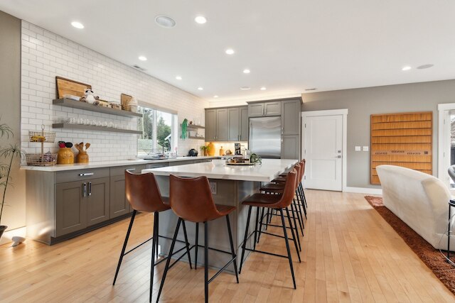 スペーシャス ファミリー リトリート メディア ルーム & パティオ 3 ベッドルーム ホーム