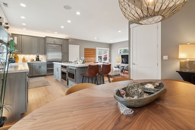 スペーシャス ファミリー リトリート メディア ルーム & パティオ 3 ベッドルーム ホーム