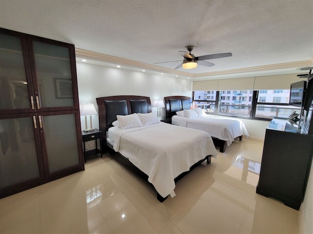 アレクサンダー 819 2 ベッドルーム アパート