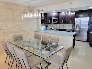 アレクサンダー 819 2 ベッドルーム アパート