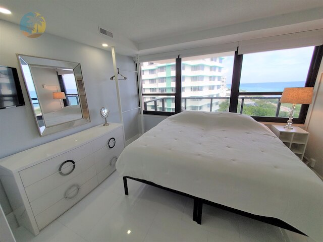 アレクサンダー 1104 3 ベッドルーム コンド