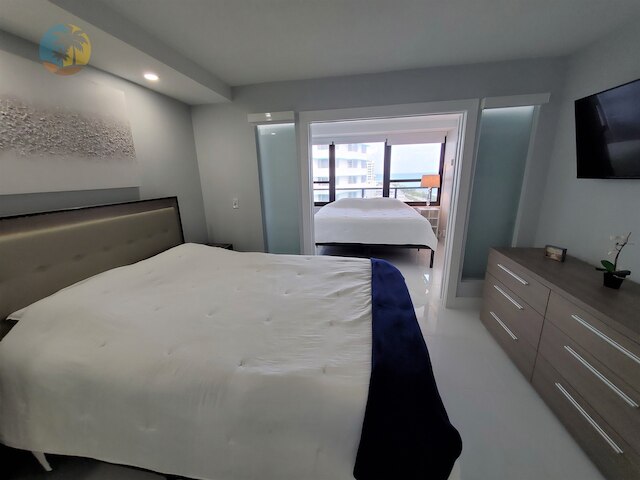 アレクサンダー 1104 3 ベッドルーム コンド