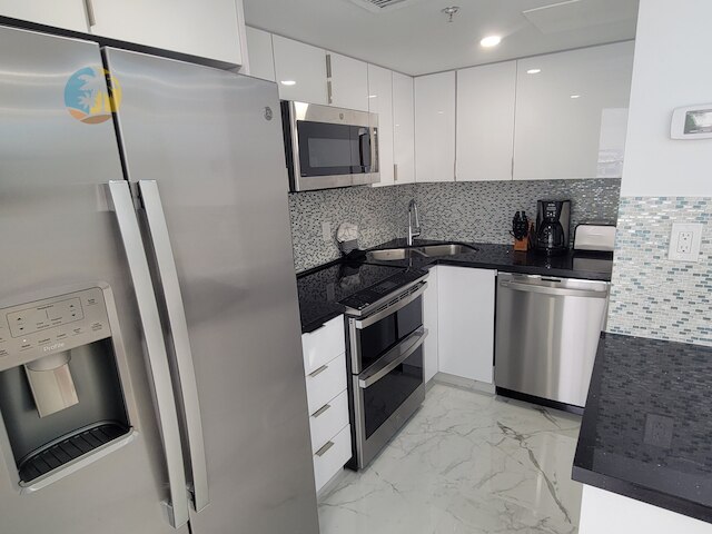 アレクサンダー 1115 3 ベッドルーム アパート