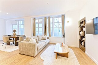 スーパーブ エアコンディションド フラット ギャラリー ラファイエット