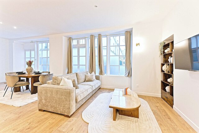 スーパーブ エアコンディションド フラット ギャラリー ラファイエット