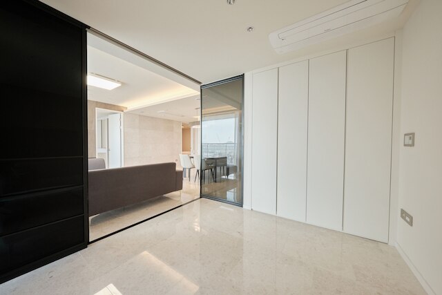 UH FLAT SIGNATURE DAEGU