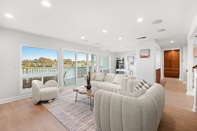 ウォーターフロント リトリート ウィズ スタニング ビューズ モダン カンパニー