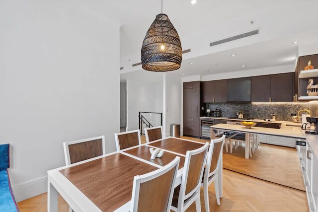 クリントン バイ Rovetravel 3ベッドルーム デュプレックス ウィズ バックヤード