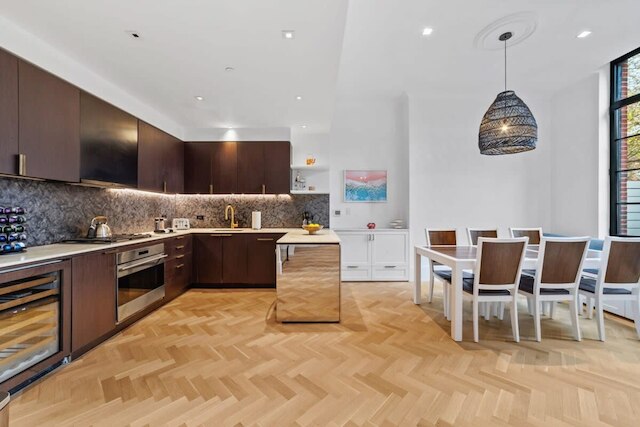 クリントン バイ Rovetravel 3ベッドルーム デュプレックス ウィズ バックヤード