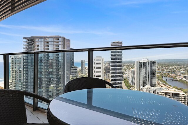 ラグジュアリー スカイ ハイ エスケープ ウィズ オーシャン ビューズ