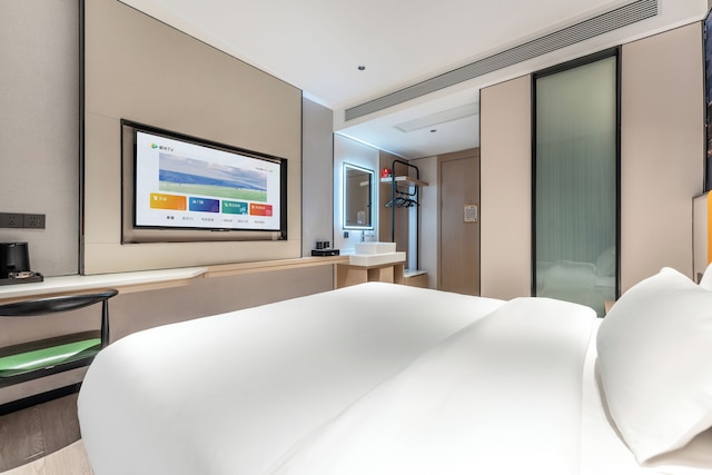 Norman Hotel - Free shuttle service during the Canton Fair in October and November