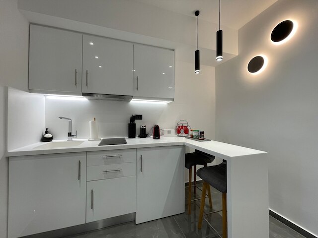 モナスティラキ 512 スーパーホスト ハブ