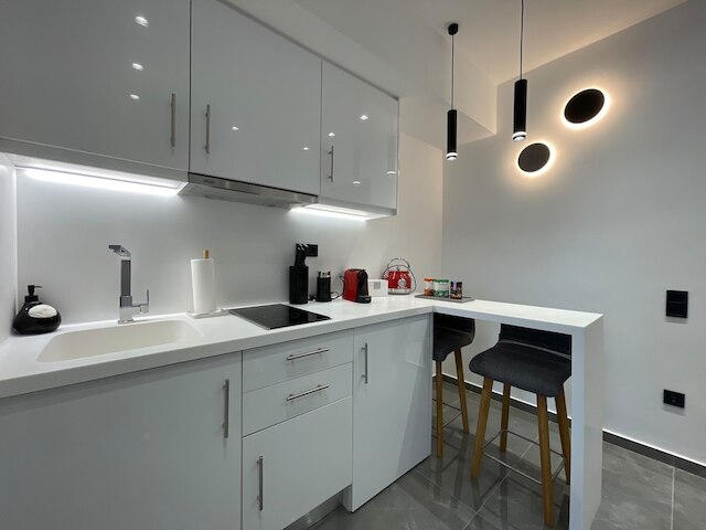 モナスティラキ 512 スーパーホスト ハブ