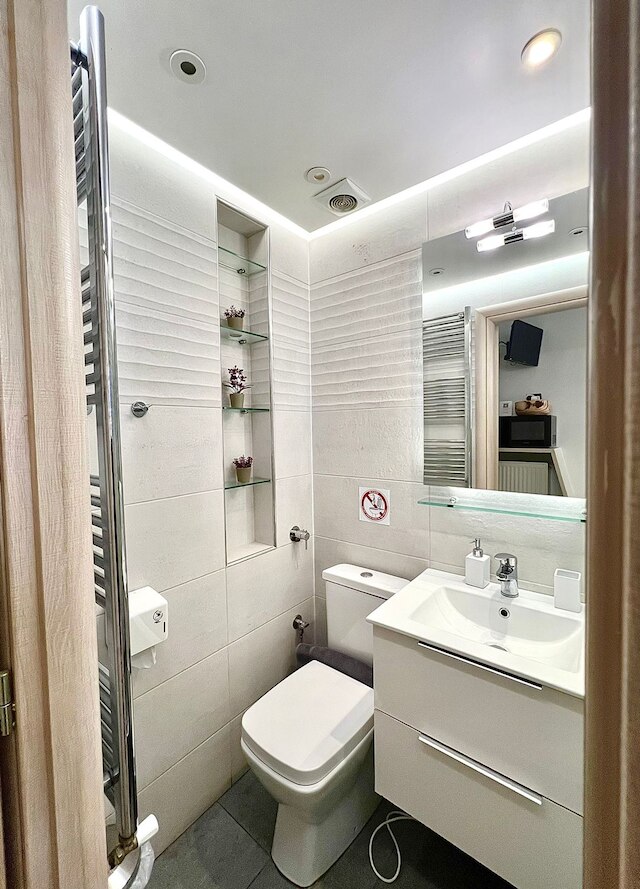 モナスティラキ 106 スーパーホスト ハブ