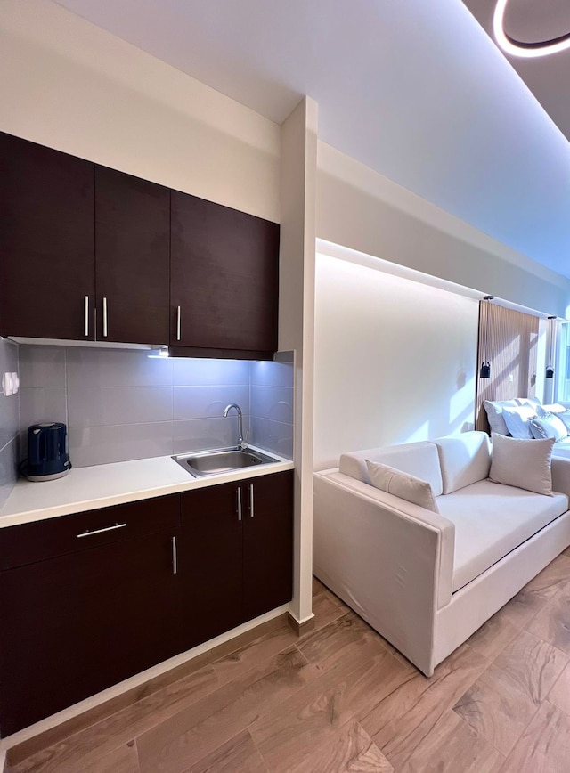 モナスティラキ 304 スーパーホスト ハブ