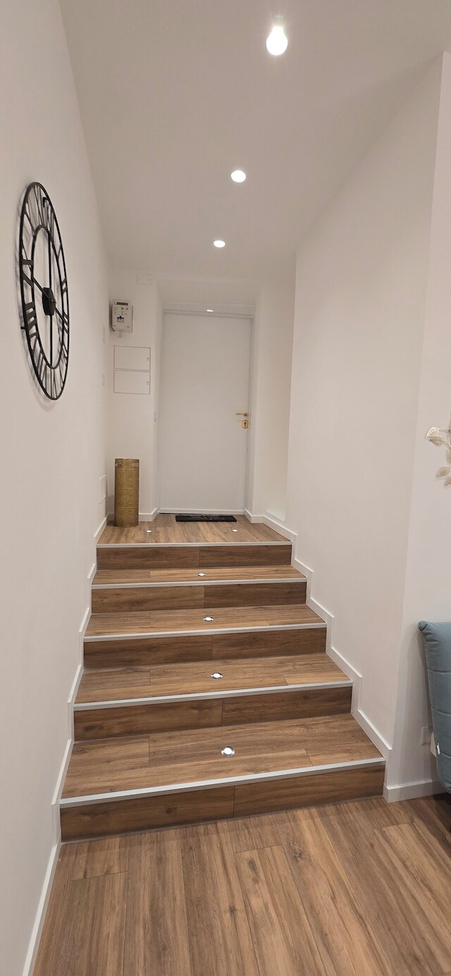 ルームズ アンド コンフォート アパートメント