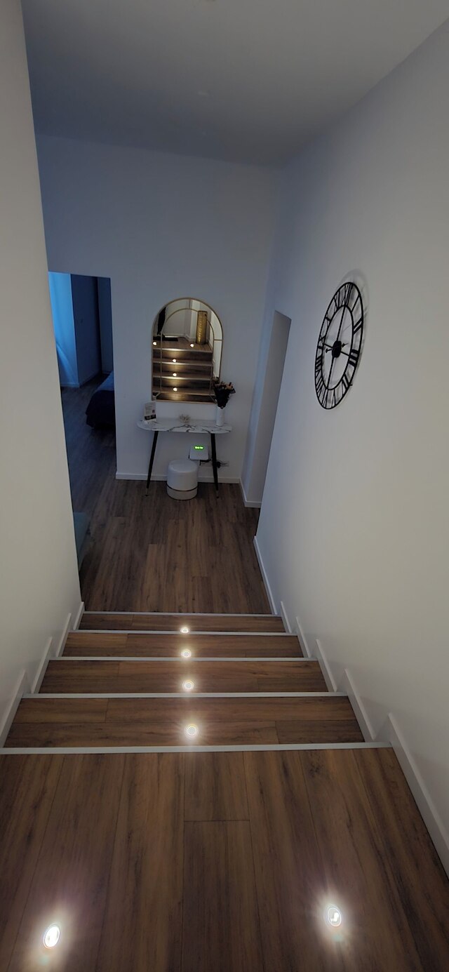 ルームズ アンド コンフォート アパートメント