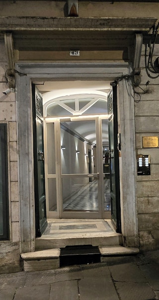 ルームズ アンド コンフォート アパートメント