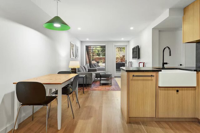 デグロー プレイス バイ ローブ トラベル アパート ウィズ プライベートパティオ