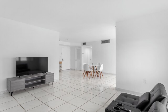 ベイ ハーバー サンセット アパートメント 4B