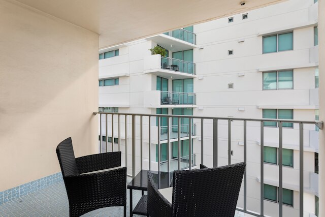 ベイ ハーバー サンセット アパート 5B