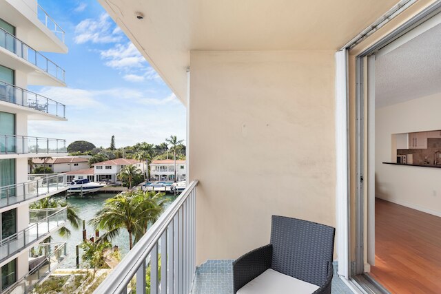 ベイ ハーバー サンセット アパート 5B