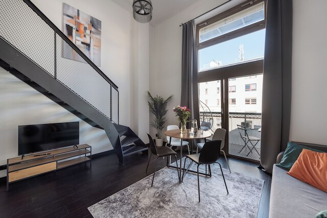 コンフォータブル アパートメント ウィズ バルコニー