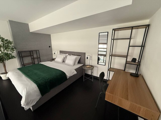 コンフォータブル アパートメント ウィズ バルコニー