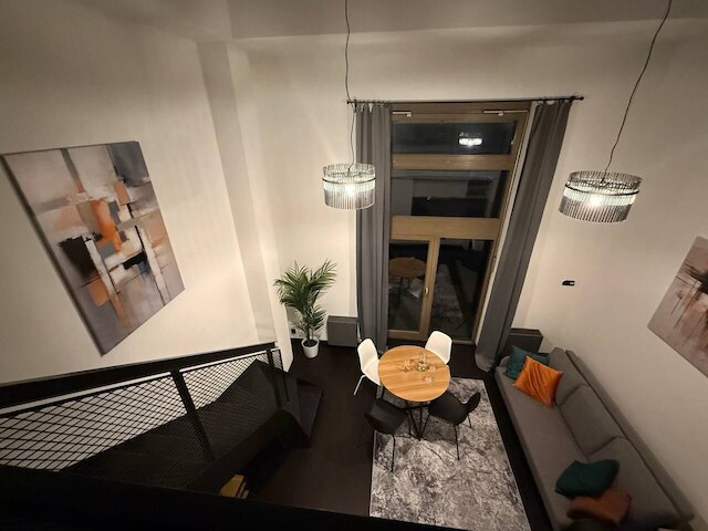 コンフォータブル アパートメント ウィズ バルコニー