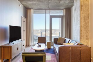 ニュー オースティン ハイ ライズ ウィズ ラグジュアリー アメニティーズ ルーフトップ プール、ジム、ヨガ スタジオ & モア！