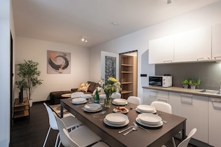 スタイリッシュ 3-ベッドルーム アパートメント ウィズ バルコニー