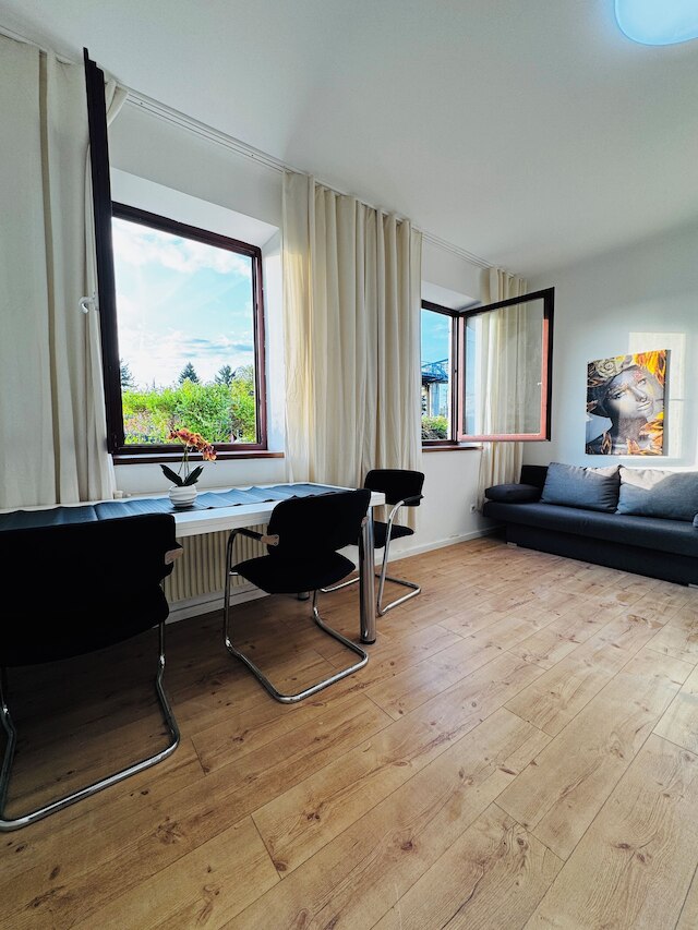 コージー 3 ベッドルーム アパートメント ウィズ ガーデン スリープス 10