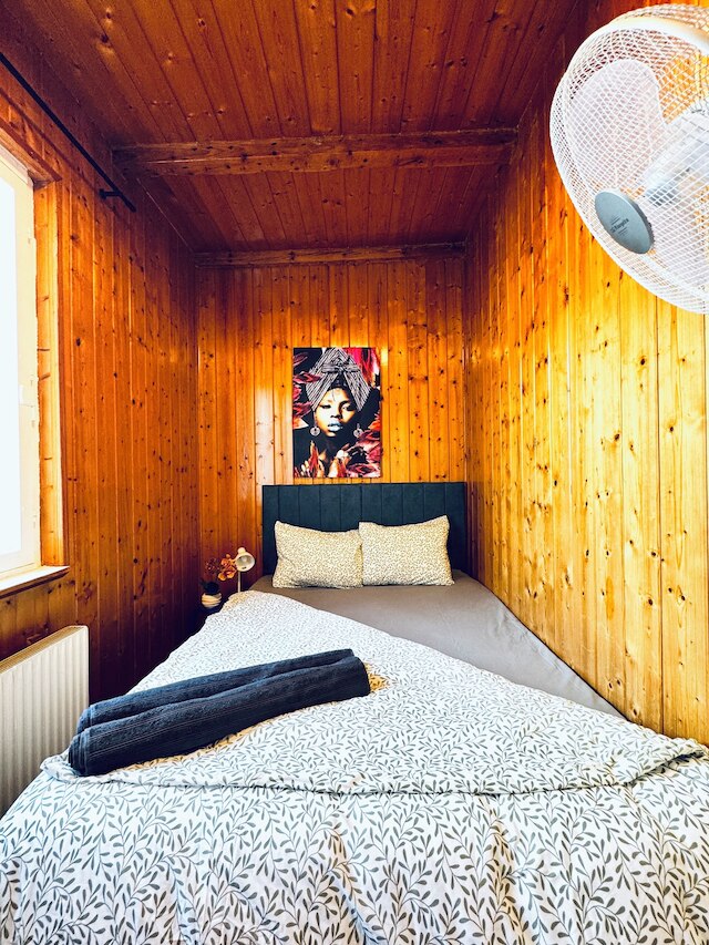 コージー 3 ベッドルーム アパートメント ウィズ ガーデン スリープス 10