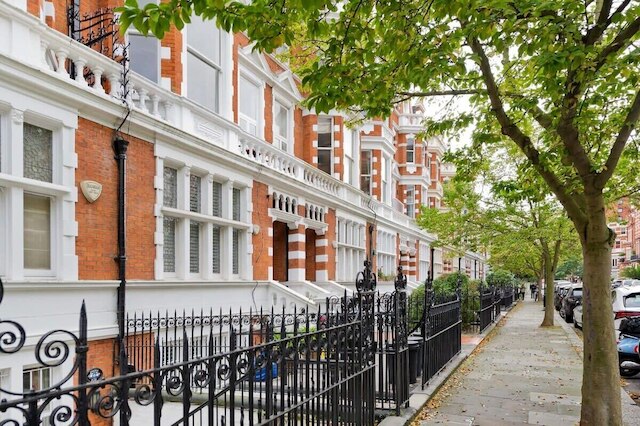 スペーシャス 3 ベッドルーム アパートメント イン アールズ コート