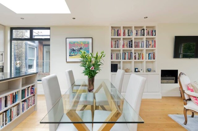 スペーシャス 3 ベッドルーム アパートメント イン アールズ コート