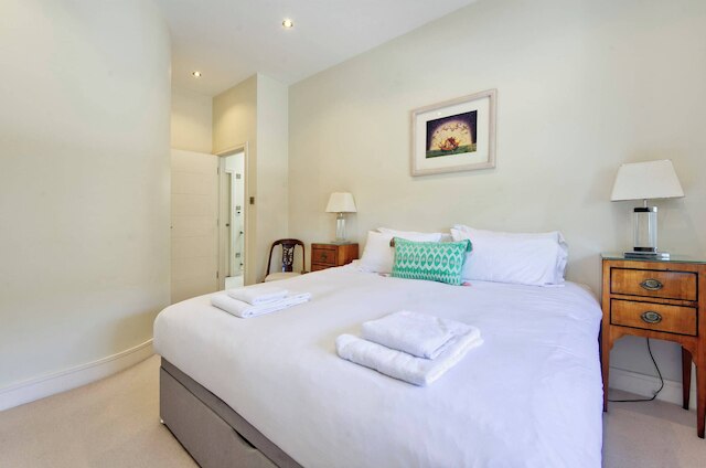 スペーシャス 3 ベッドルーム アパートメント イン アールズ コート