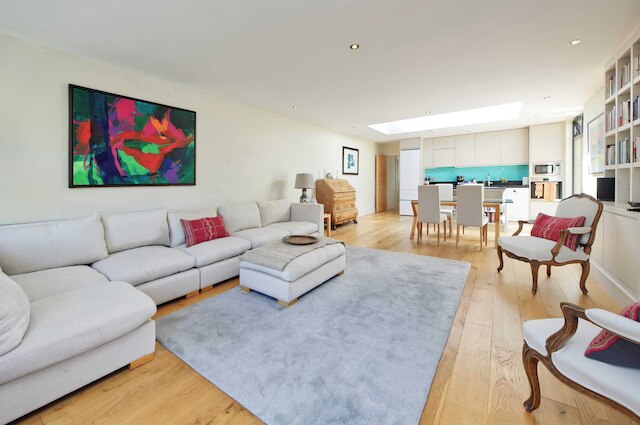 スペーシャス 3 ベッドルーム アパートメント イン アールズ コート