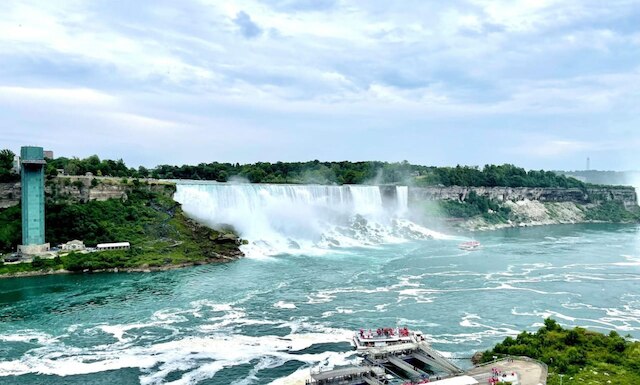 セレニティ バイ ザ フォールズ モダン 2ベッドルーム ハイダウェイ