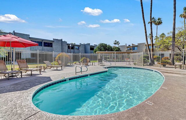 ニュー キャメルバック ハウス ウォーク トゥ オールド タウン