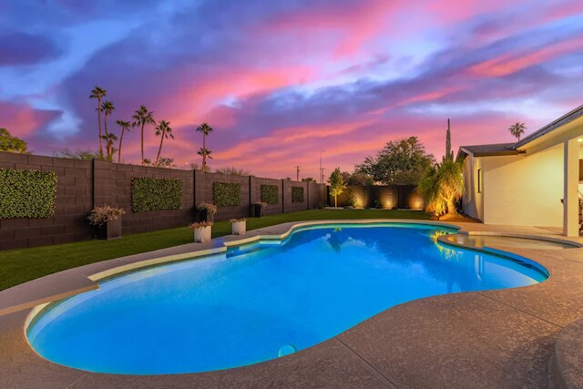 ニュー ザ ウェントワース ラックス リトリート プール スパ