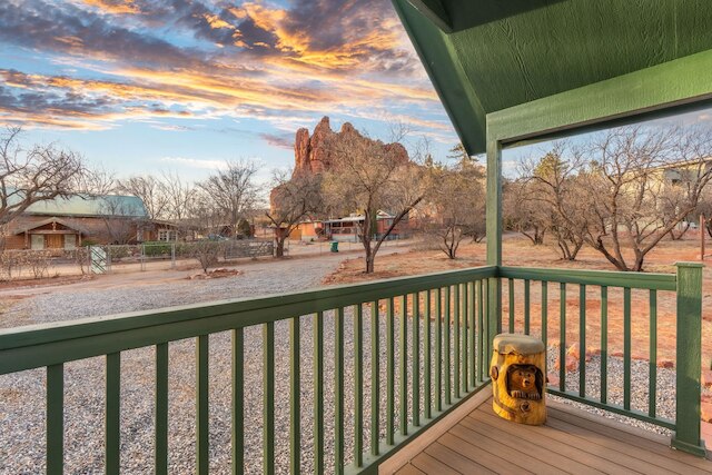 ニュー ムーンダンス マジェスティック ミニ キャビン カセドラル ロック