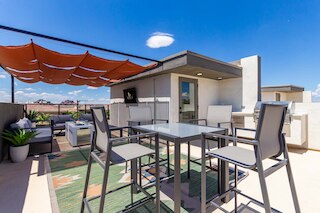 パパゴ ラックス タウンハウス 4レベル オアシス ウィズ ルーフトップ ラウンジ