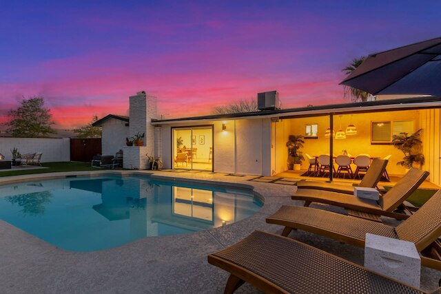 ザ メルローズ ASU プール ワークスペース ファイアピット